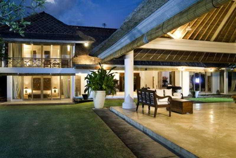 Atas Ombak Villa *